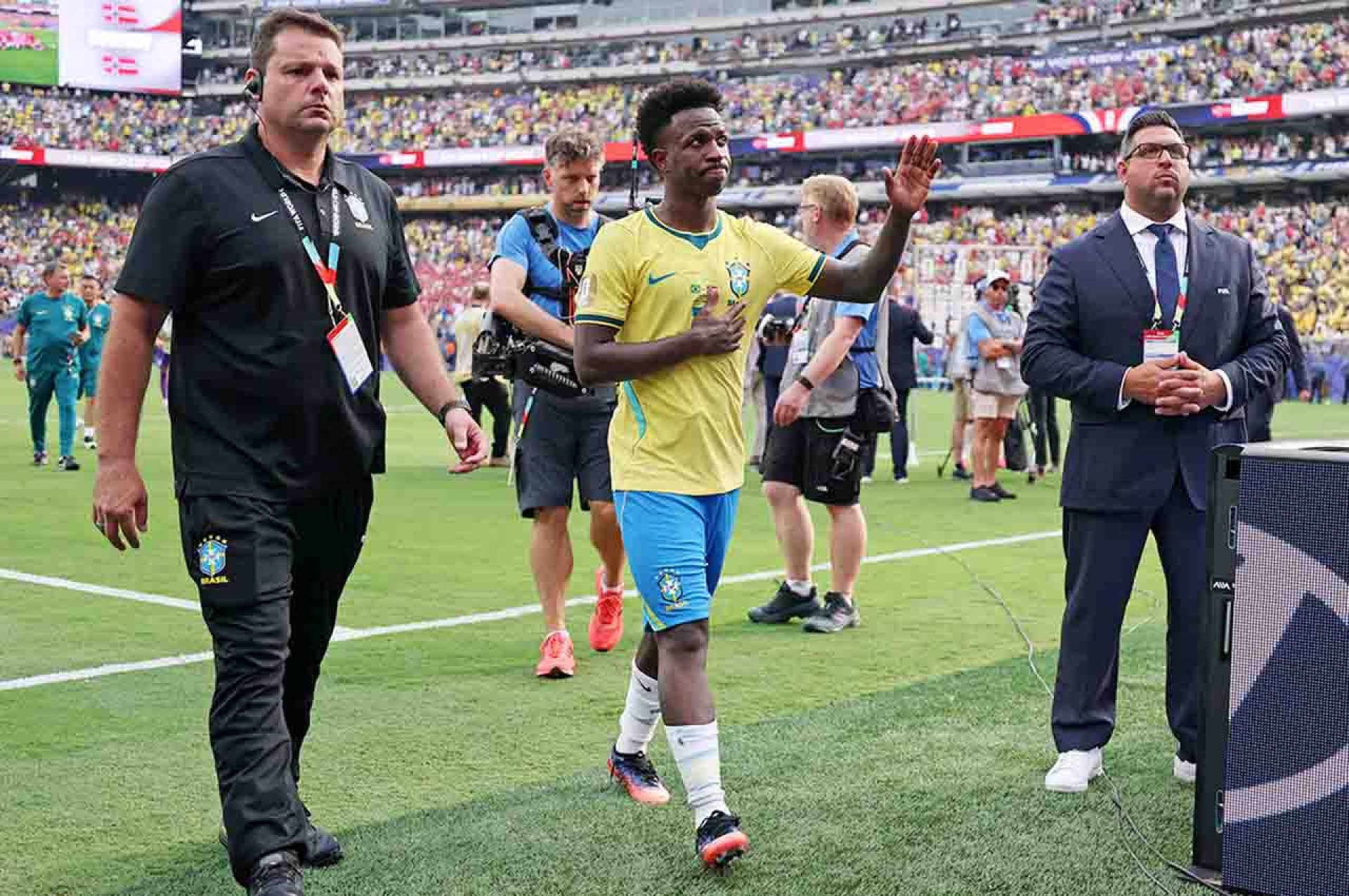 EAST RUTHERFORD, NEW JERSEY - JULY 05: Vinicius Junior #7 of Brazil applauds fans after the team's 1-2 defeat in the FIFA World Cup 2026 Round of 16 match between Brazil and Norway at New York New Jersey Stadium on July 05, 2026 in East Rutherford, New Jersey. (Photo by Justin Setterfield/Getty Images)