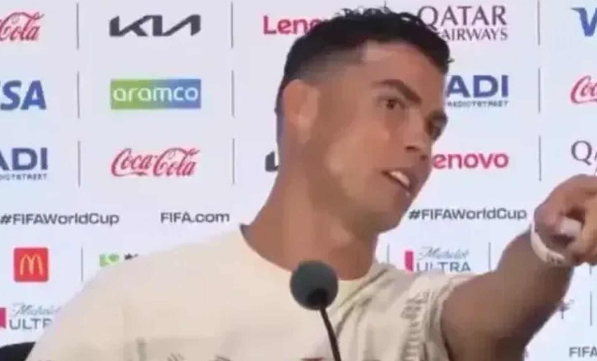 Cristiano Ronaldo cria clima tenso ao alfinetar jornalista brasileiro: “N&atilde;o gosta de mim”