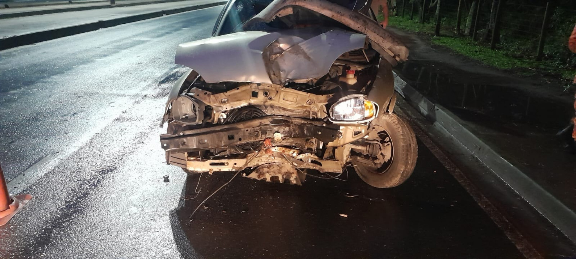 Duas pessoas ficam feridas em acidente de carro em Guaratiba