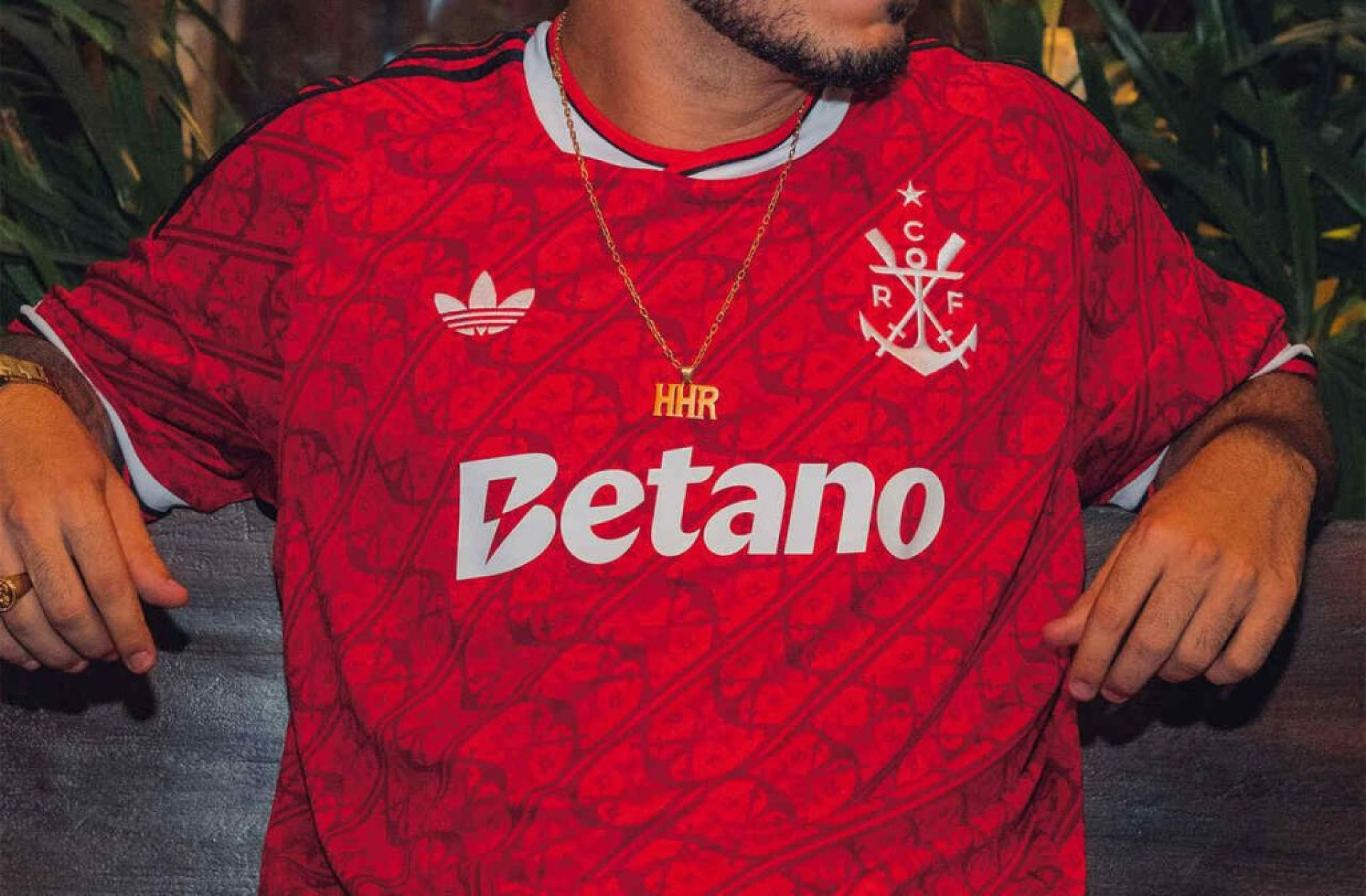 Rapper faz show com novo terceiro uniforme do Flamengo