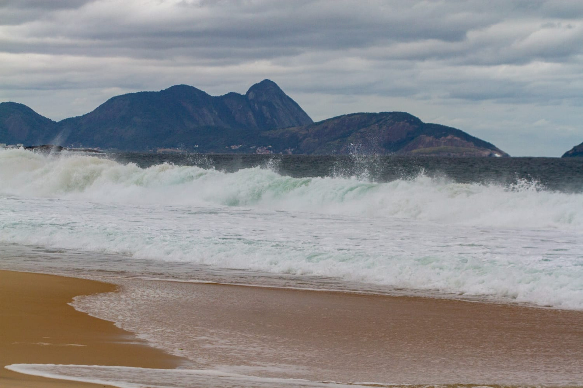Movimentação na Praia de Copacabana, na Zona Sul do Rio, neste domingo (5) - Érica Martin/Agência O Dia