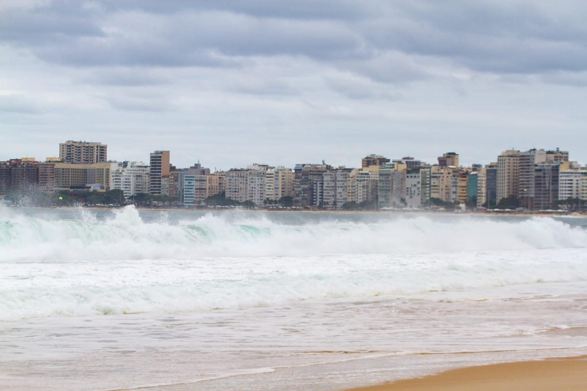 Movimentação na Praia de Copacabana, na Zona Sul do Rio, neste domingo (5) - Érica Martin/Agência O Dia