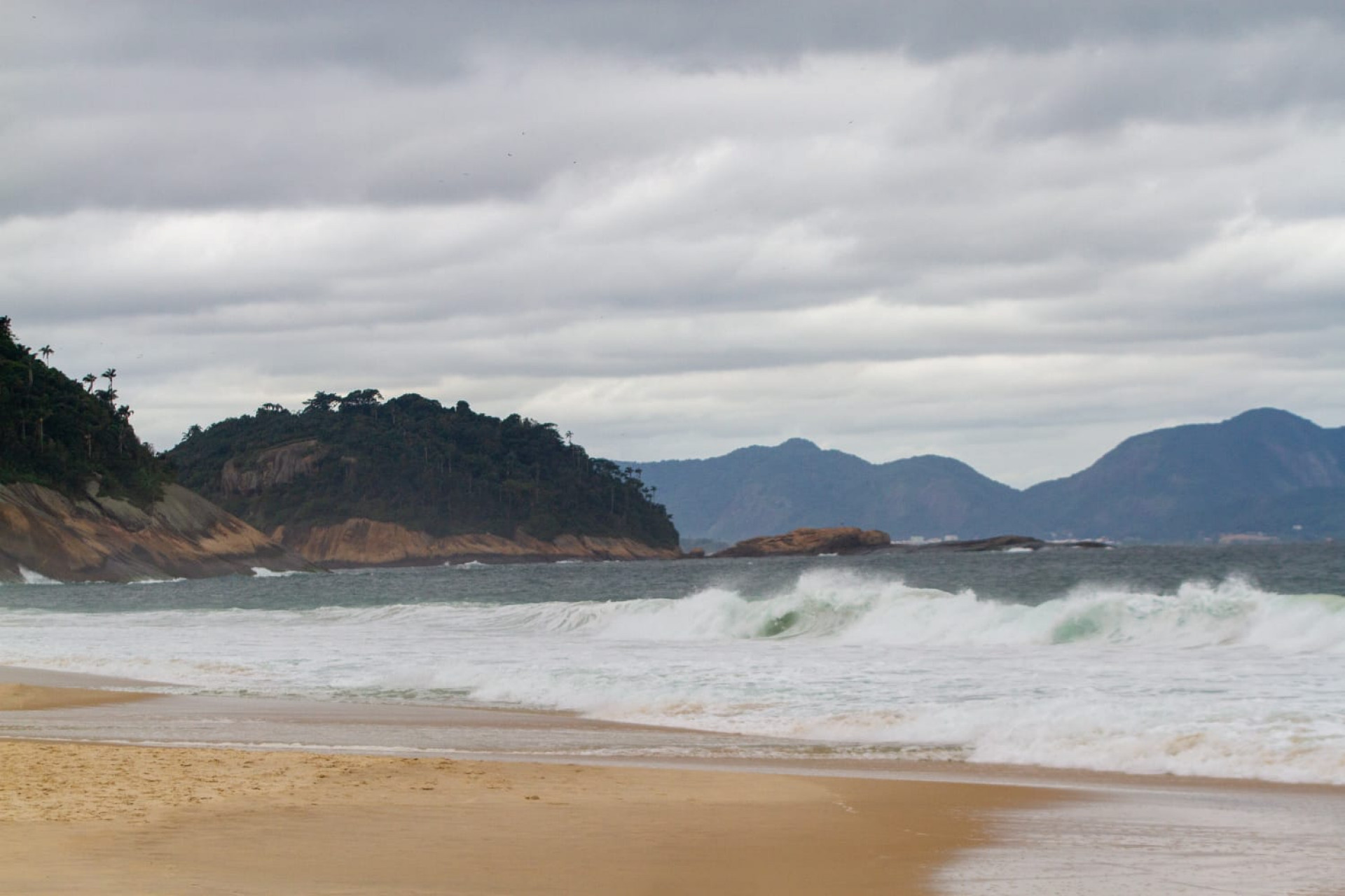 Movimentação na Praia de Copacabana, na Zona Sul do Rio, neste domingo (5) - Érica Martin/Agência O Dia