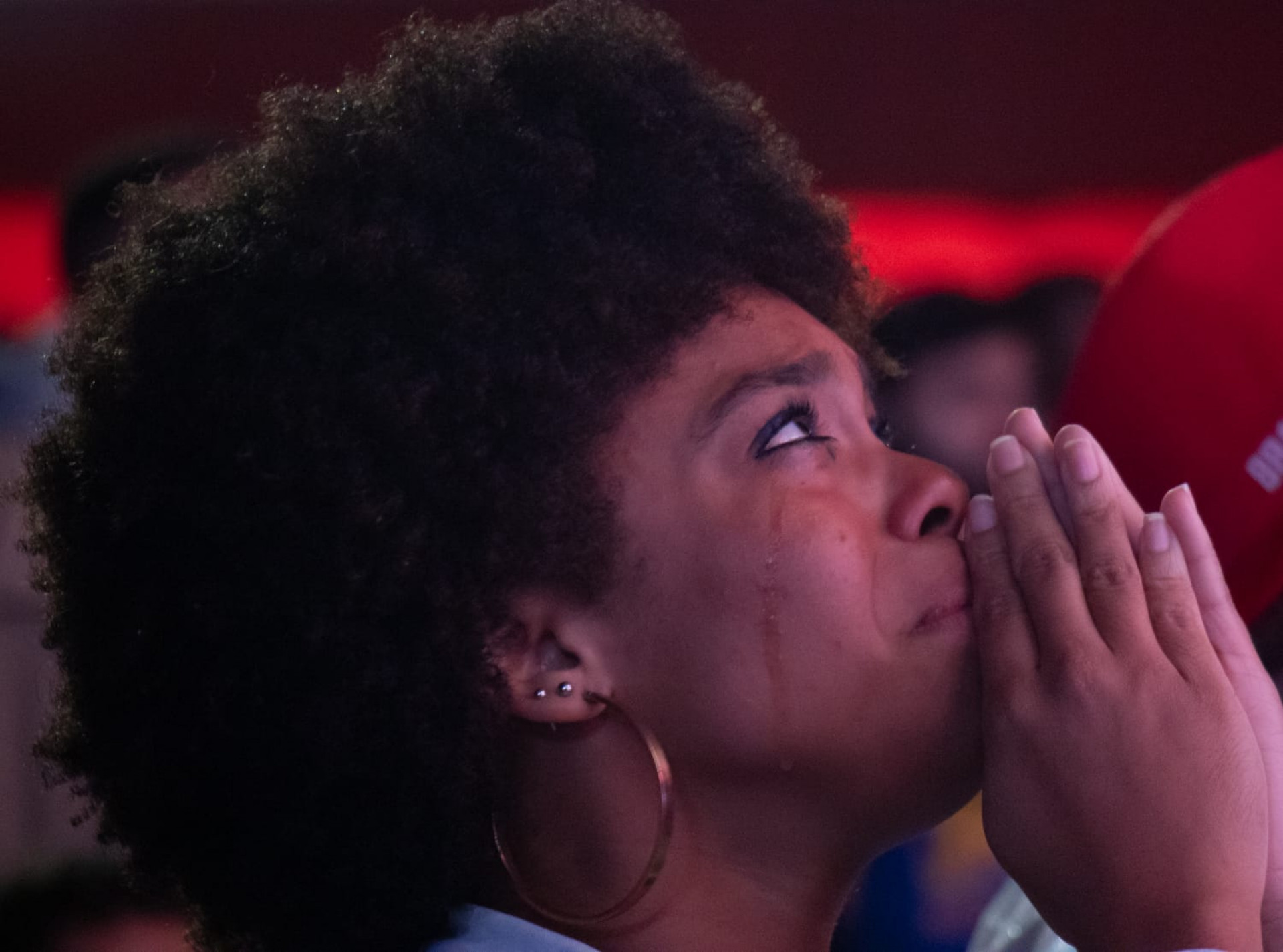 Estudante Thaysa Pinheiro mostra frustração em jogo do Brasil - Erica Martin / Agência O Dia