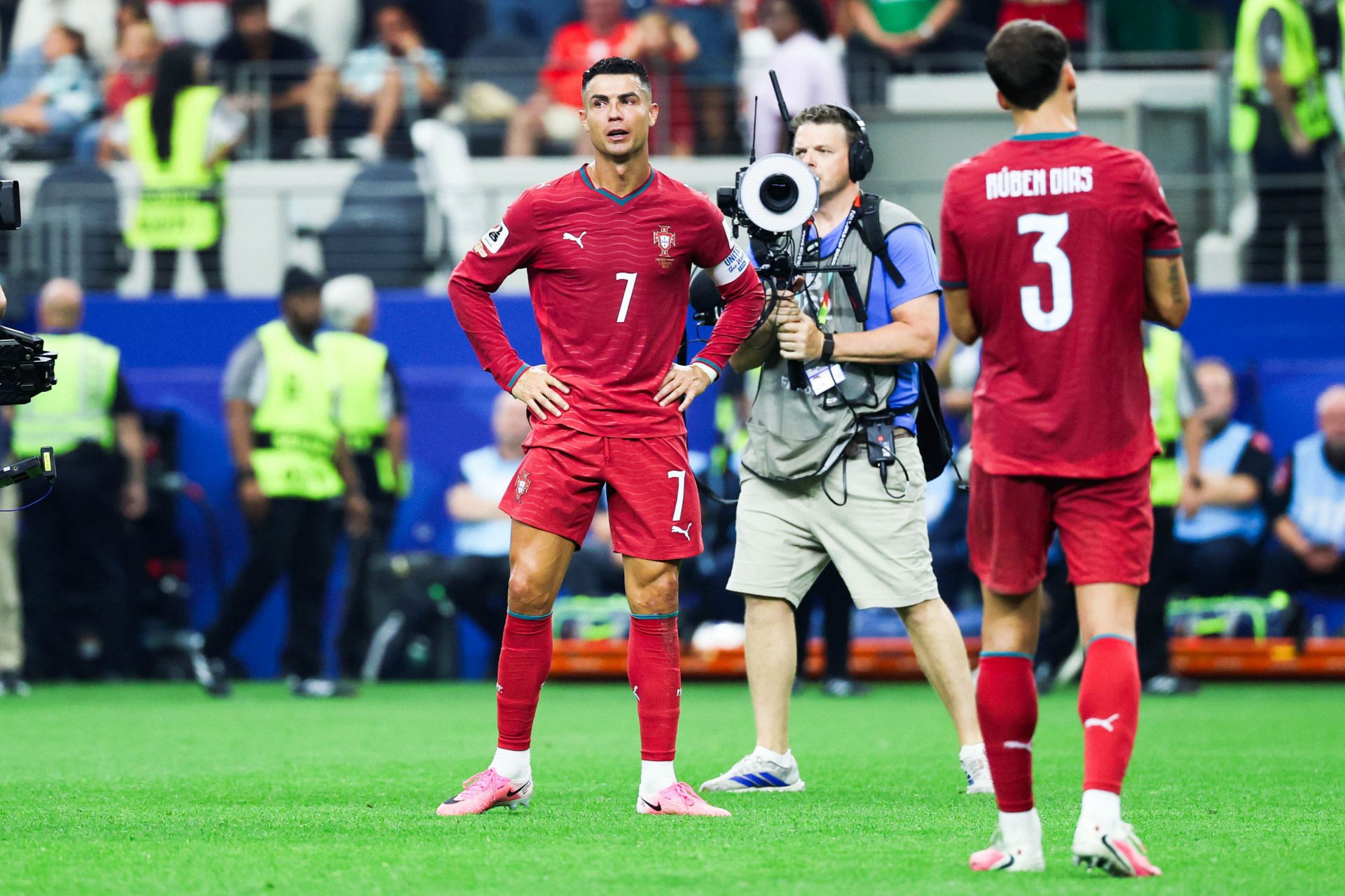 Cristiano Ronaldo chora ap&oacute;s a derrota de Portugal por 1 a 0 para a Espanha - William Volcov/Parceiro/Ag&ecirc;ncia O Dia