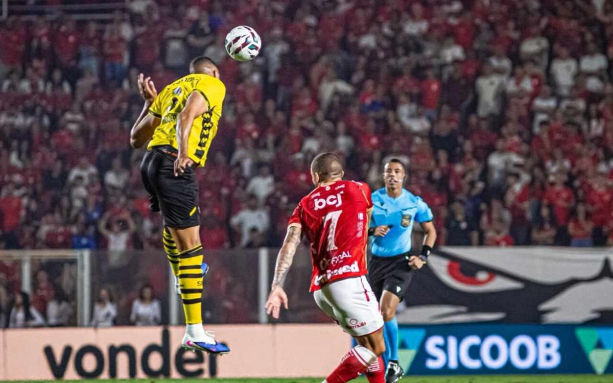 Vila Nova marca no fim, vence S&atilde;o Bernardo e retoma lideran&ccedil;a da S&eacute;rie B