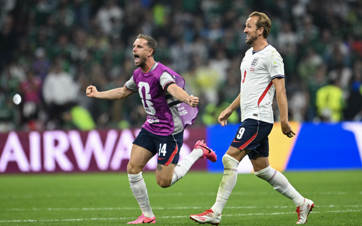 Jordan Henderson e Harry Kane comemoram a classificação da Inglaterra na Copa do Mundo