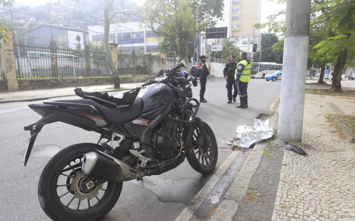 Moto envolvida no acidente na Rua Visconde de Santa Isabel