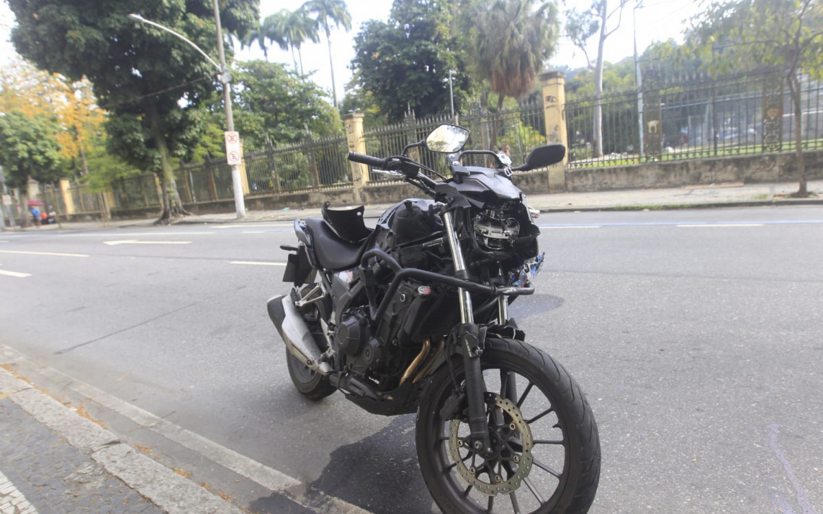 Moto envolvida no acidente na Rua Visconde de Santa Isabel