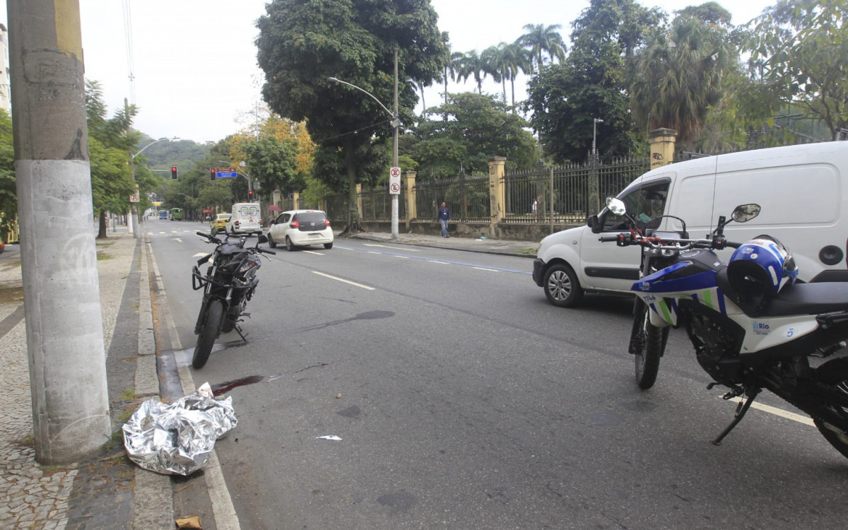 Moto envolvida no acidente na Rua Visconde de Santa Isabel