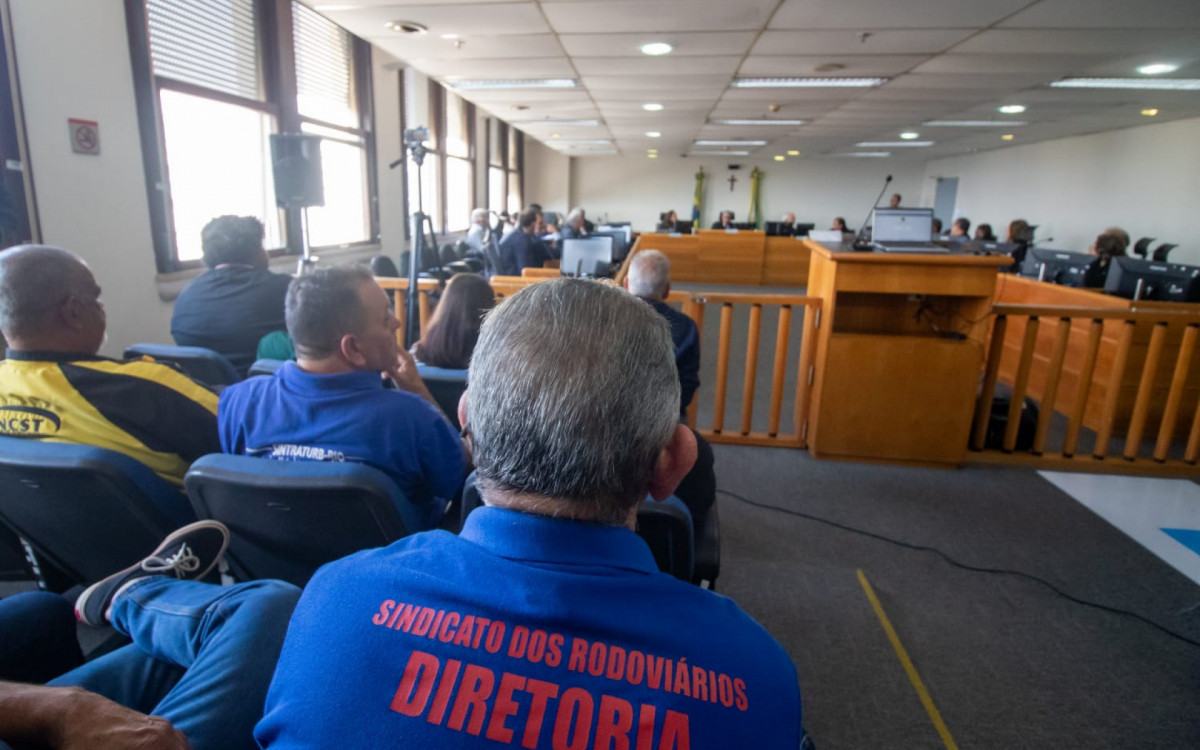 Assembleia de negociação entre empresas e rodoviários no Tribunal Regional do Trabalho