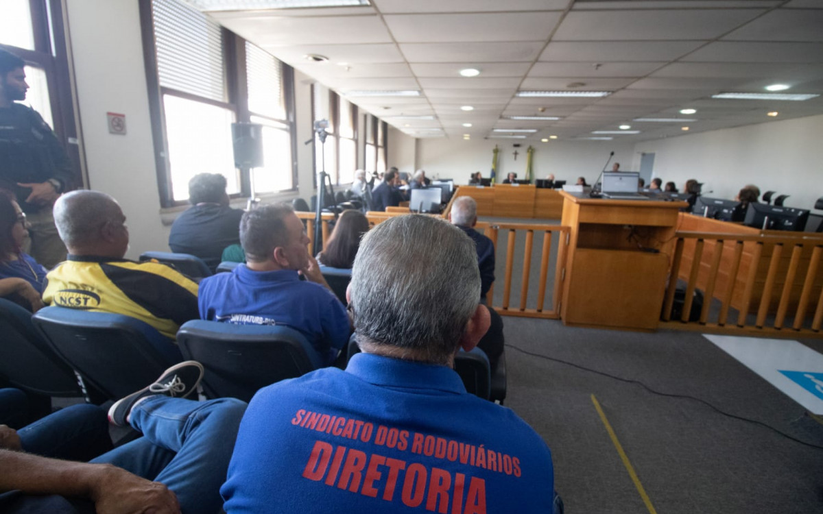 Assembleia de negociação entre empresas e rodoviários no Tribunal Regional do Trabalho