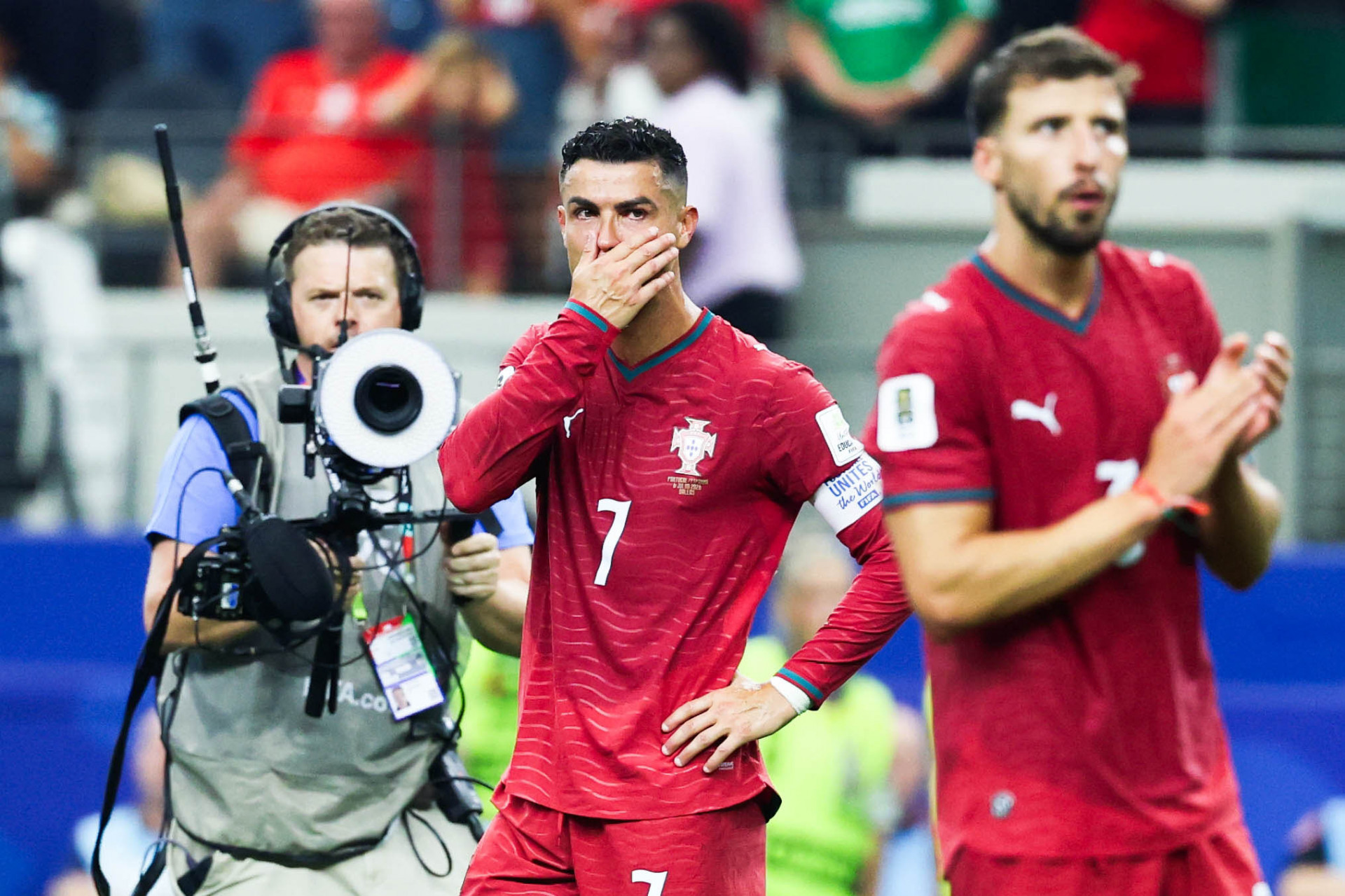 Cristiano Ronaldo chora ap&oacute;s a derrota de Portugal por 1 a 0 para a Espanha - William Volcov/Parceiro/Ag&ecirc;ncia O Dia