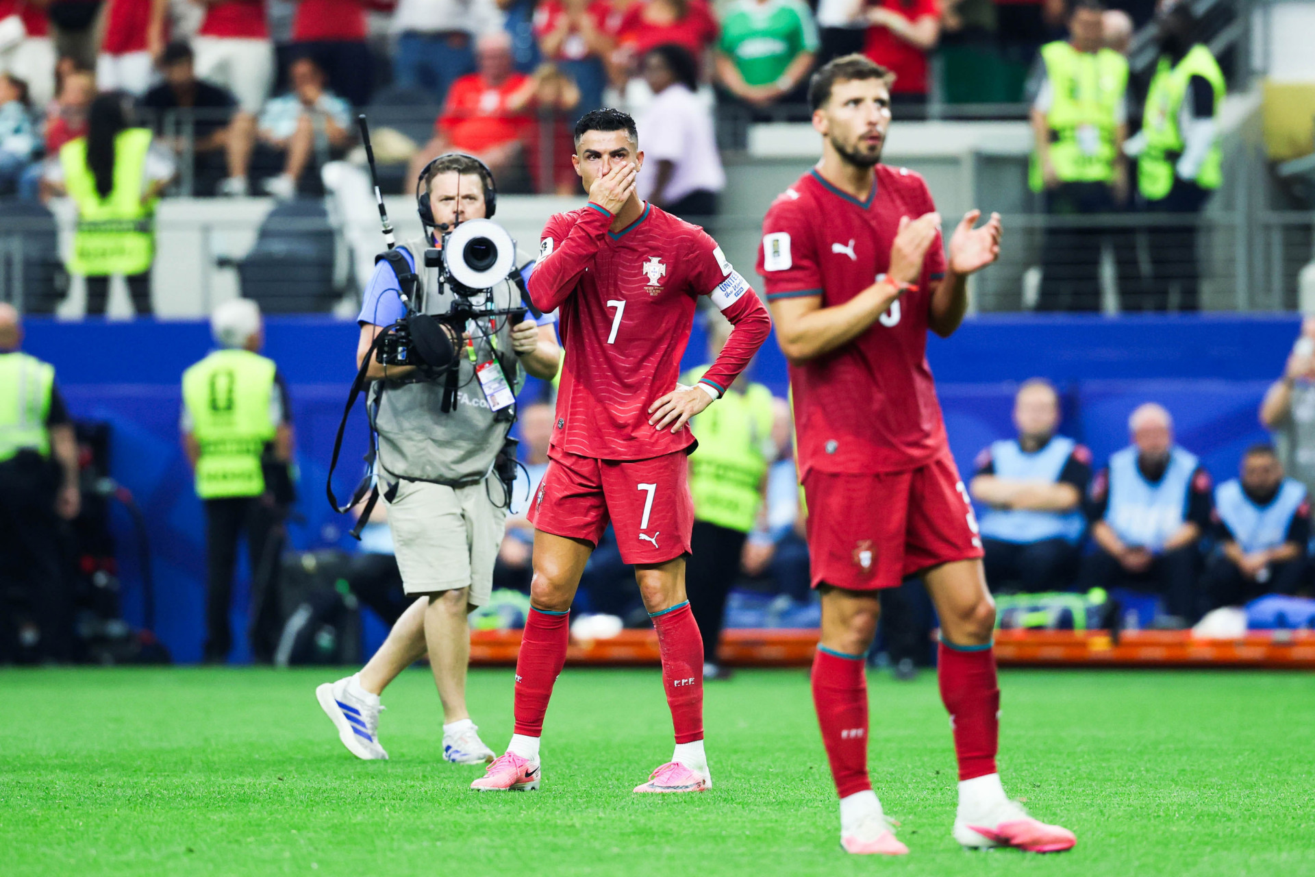 Cristiano Ronaldo chora ap&oacute;s a derrota de Portugal por 1 a 0 para a Espanha - William Volcov/Parceiro/Ag&ecirc;ncia O Dia