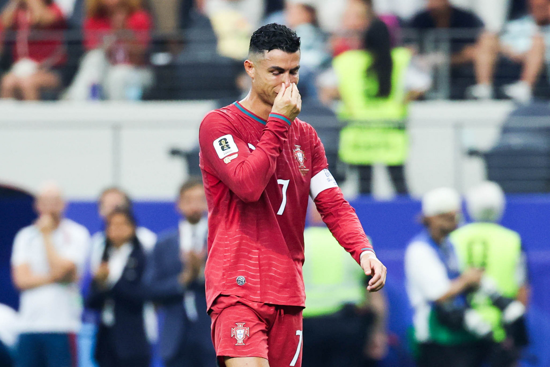 Cristiano Ronaldo chora depois da derrota de Portugal por 1 a 0 para a Espanha - William Volcov/Parceiro/Ag&ecirc;ncia O Dia