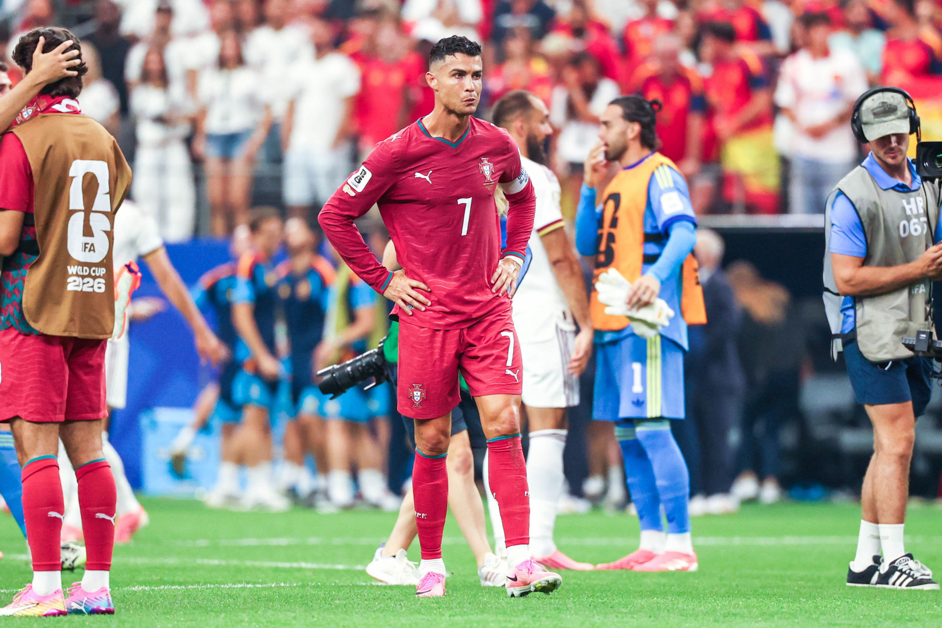 Cristiano Ronaldo chora ap&oacute;s a derrota de Portugal por 1 a 0 para a Espanha - William Volcov/Parceiro/Ag&ecirc;ncia O Dia