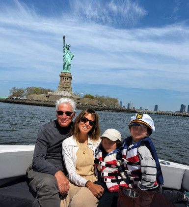 Discreto, ator Richard Gere publica clique raro com a família