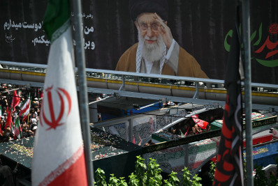 Terceiro dia de funeral de Ali Khamenei reúne milhões em Teerã