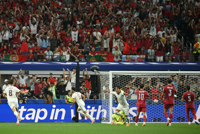 Espanha marca no fim, vence Portugal e vai às quartas da Copa do Mundo