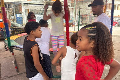 Famílias do Arsenal participam de manhã divertida com a Caravana de Arte e Lazer
