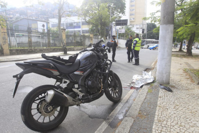 Homem morre ao ser atropelado por moto roubada, em Vila Isabel
