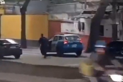 Vídeo: viatura desgovernada bate em carro estacionado no Rio Comprido