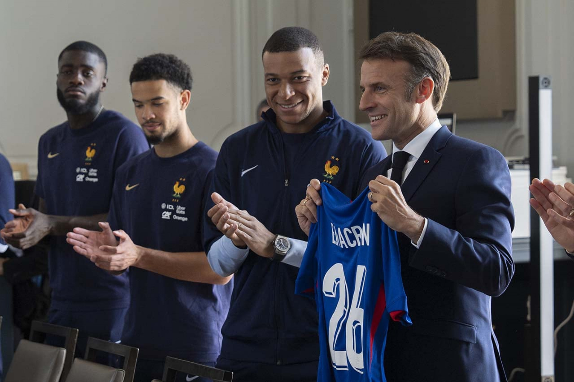 Presidente da Fran&ccedil;a sai em defesa de Mbapp&eacute;