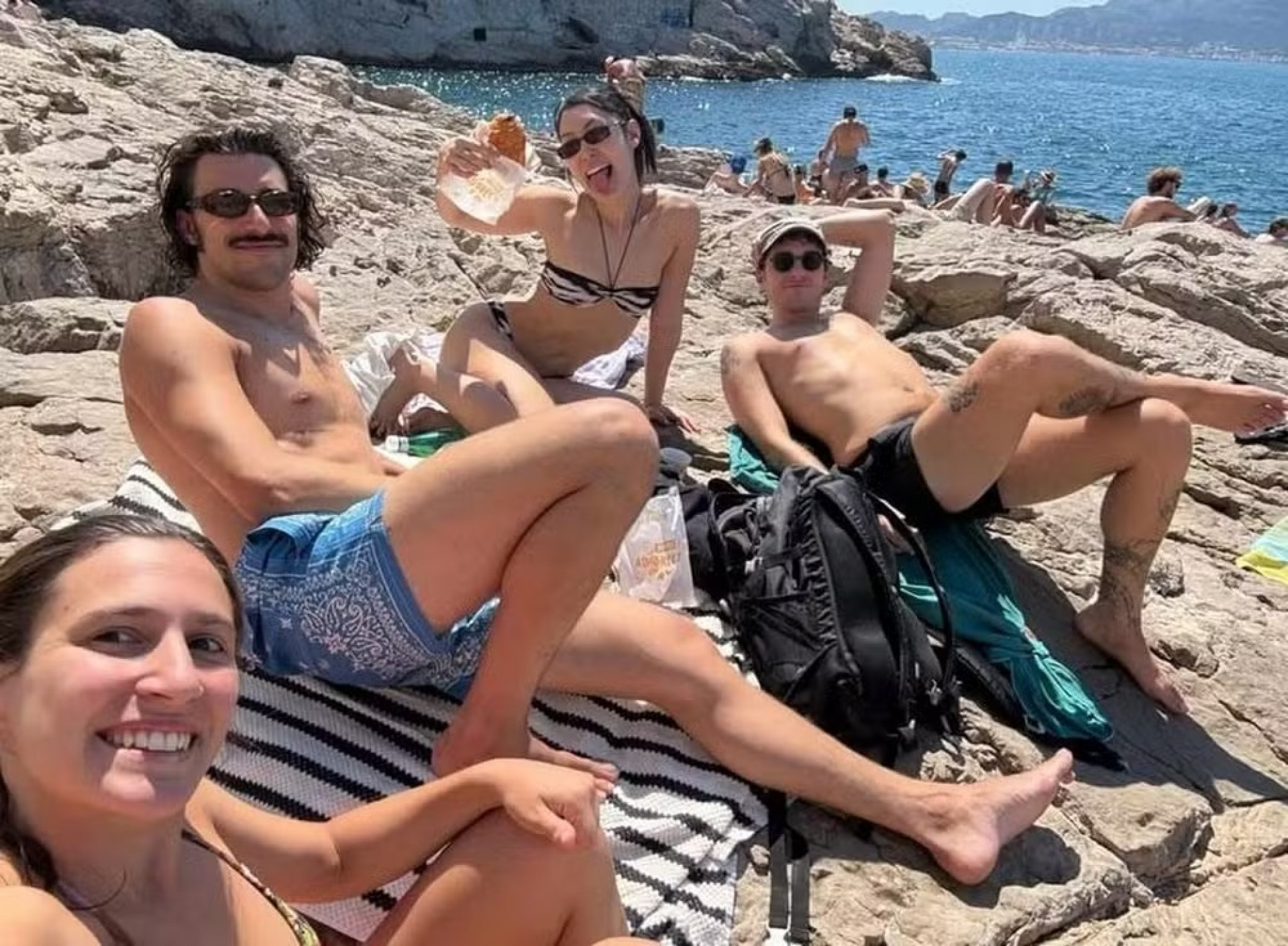 Ana apareceu relaxando nas praias de Marselha - Reprodução / Instagram