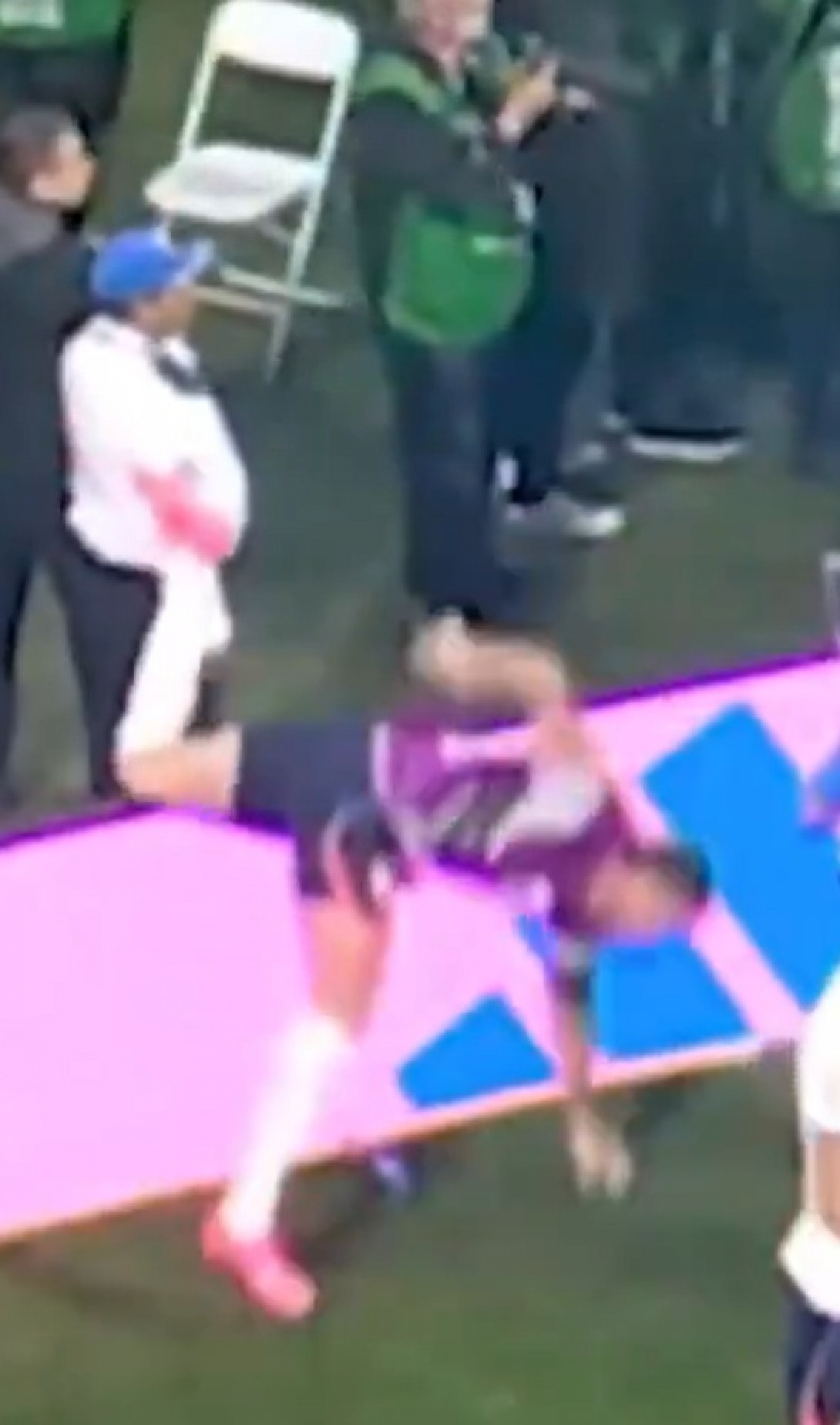 Momento em que Henderson cai após pular placa de publicidade