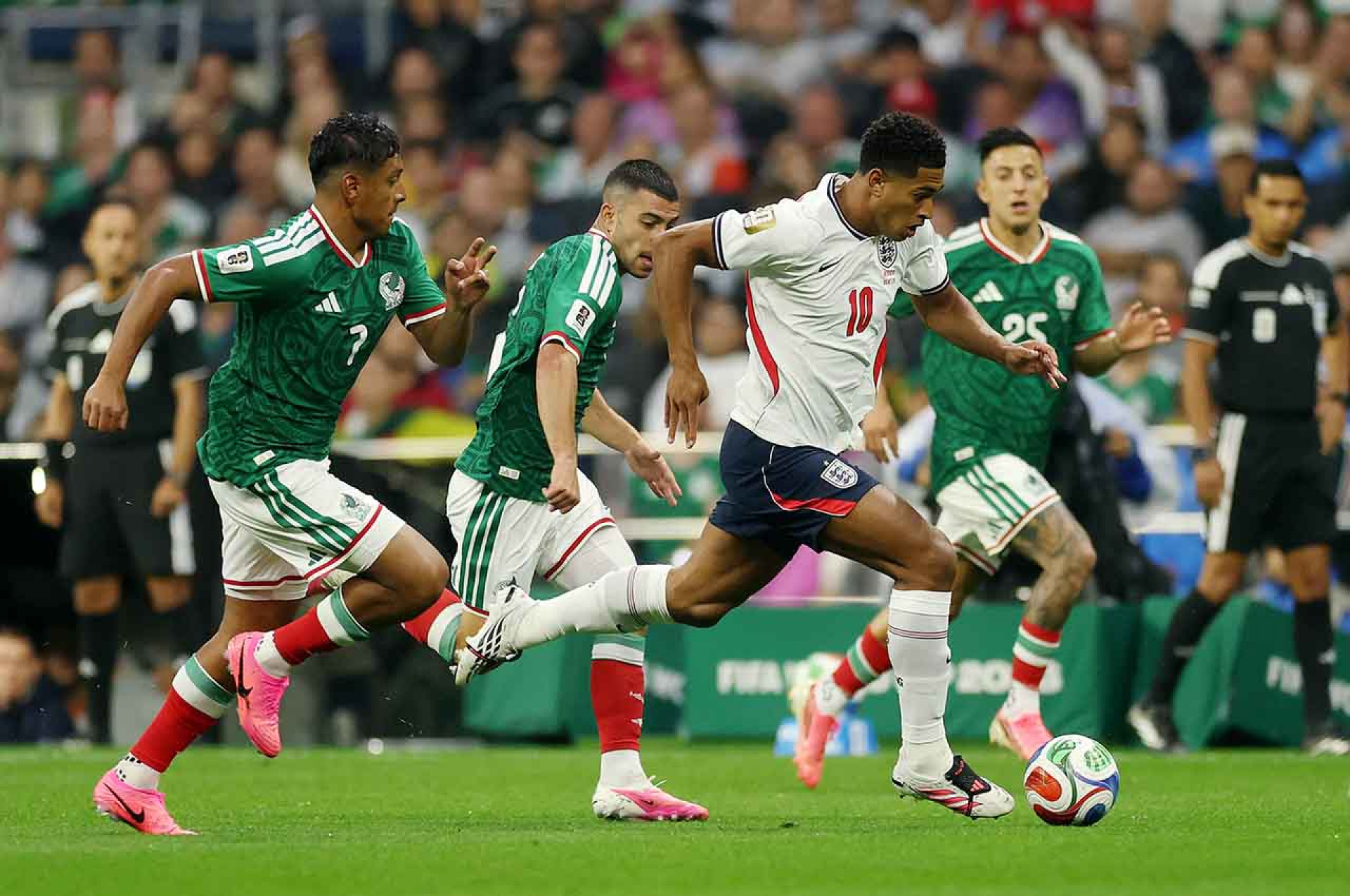 MEXICO CITY, MEXICO - JULY 05: Jude Bellingham #10 of England controls the ball against Luis Romo #7 of Mexico during the FIFA World Cup 2026 Round of 16 match between Mexico and England at Mexico City Stadium on July 05, 2026 in Mexico City, Mexico. (Photo by Richard Pelham/Getty Images)