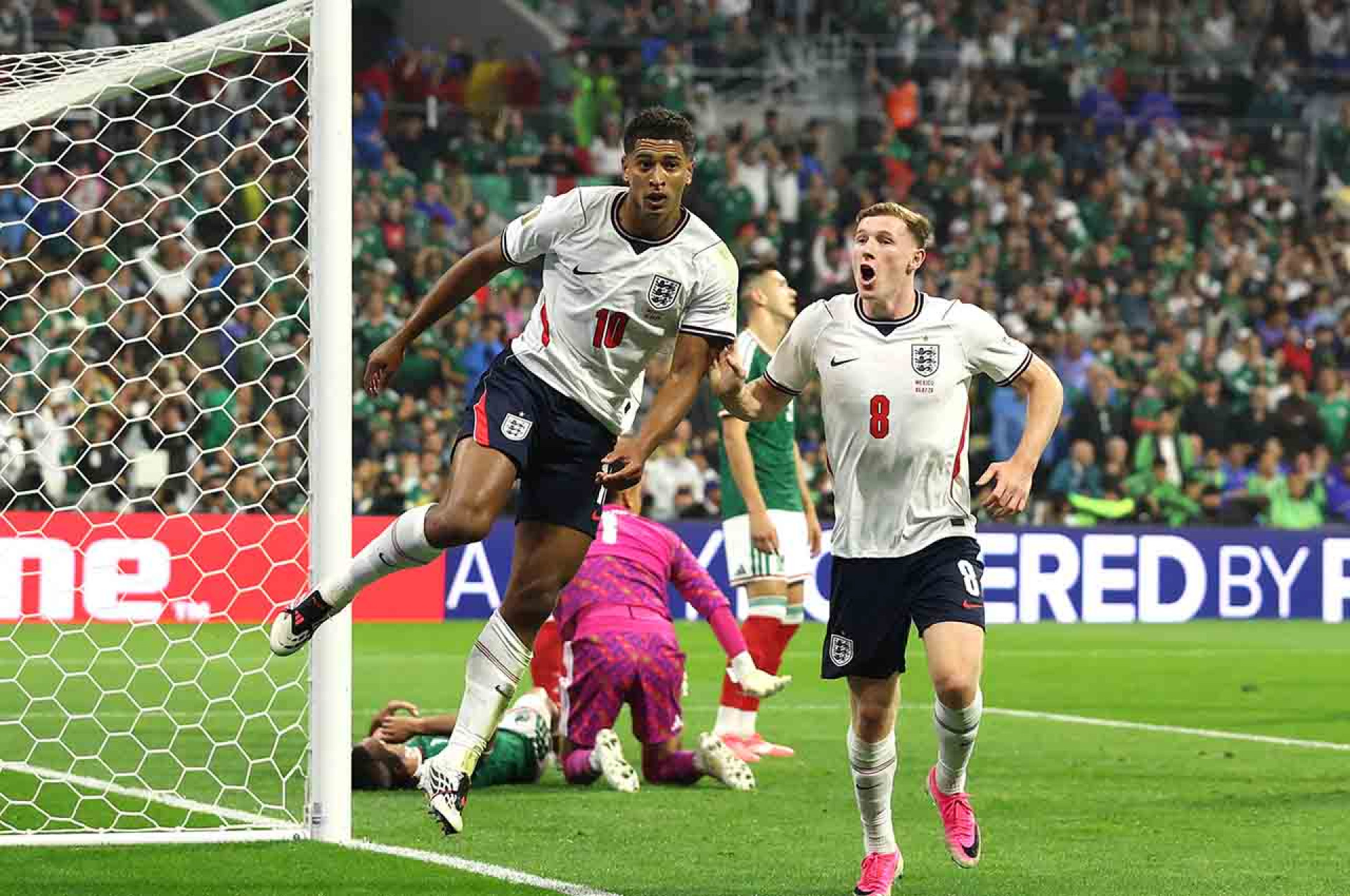 MEXICO CITY, MEXICO - JULY 05: Jude Bellingham #10 of England celebrates with teammate Elliot Anderson #8 after scoring his team's second goal during the FIFA World Cup 2026 Round of 16 match between Mexico and England at Mexico City Stadium on July 05, 2026 in Mexico City, Mexico. (Photo by Michael Steele/Getty Images)