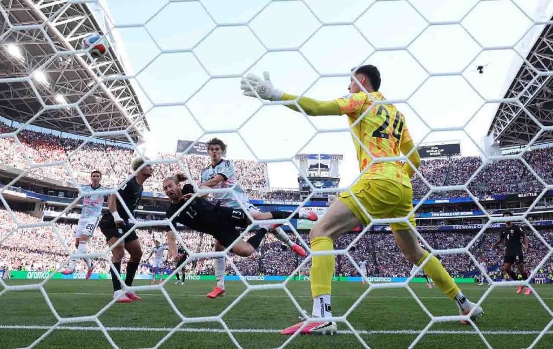 B&eacute;lgica goleia os Estados Unidos e derruba &uacute;ltima anfitri&atilde; da Copa