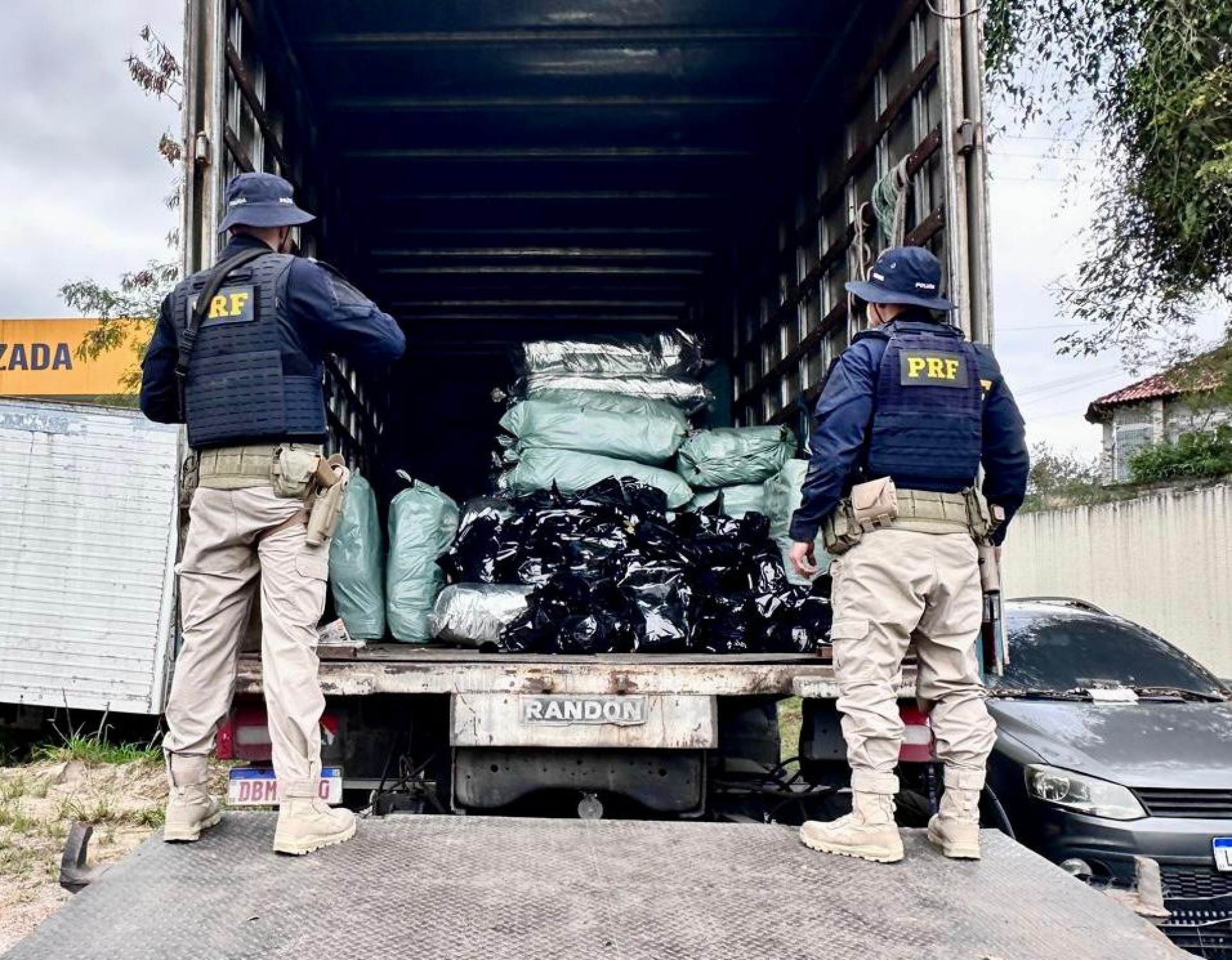 Agentes da PRF apreendem mais de 500 quilos de maconha em Magé - Divulgação/PRF