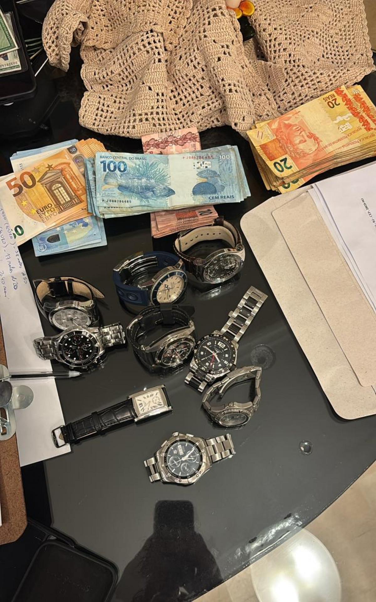 Dinheiro e relógios apreendidos durante a operação - Divulgação