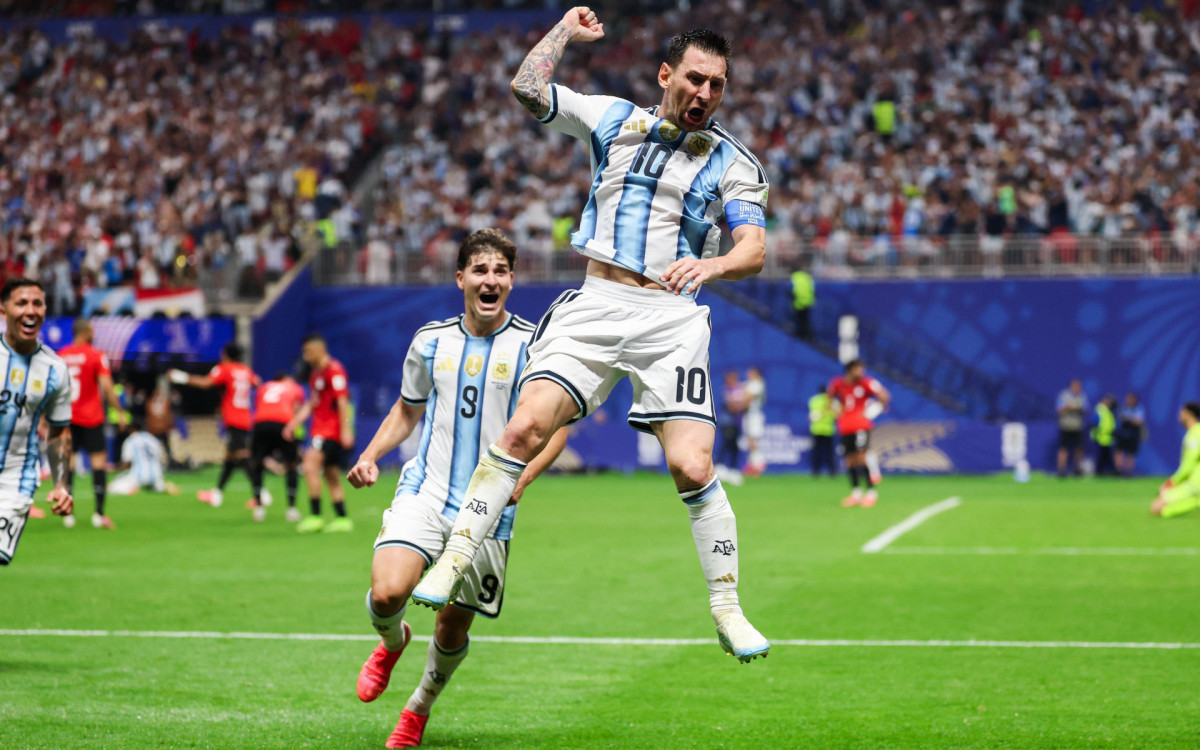 Lionel Messi, jogador da Argentina, comemora seu gol durante a partida das oitavas de final entre Argentina x Egito na Copa do Mundo da FIFA, no Est&aacute;dio de Atlanta, na Georgia, Estados Unidos, nesta ter&ccedil;a-feira (07).