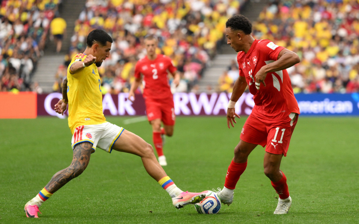 Lance do jogo entre Suíça e Colômbia