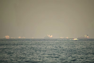 Navio-tanque pega fogo ao ser atingido por projétil em Ormuz