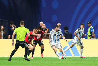 Torcedores reclamam da arbitragem em jogo entre Argentina e Egito