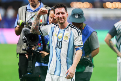 Messi se emociona com vitória da Argentina: 'Não abaixamos a cabeça'