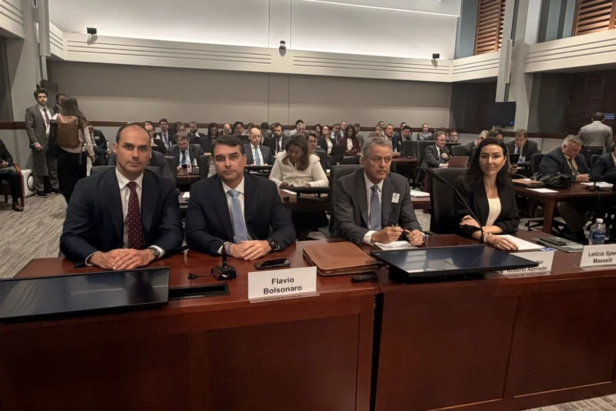 Flávio Bolsonaro ataca governo Lula e defende PIX nos EUA