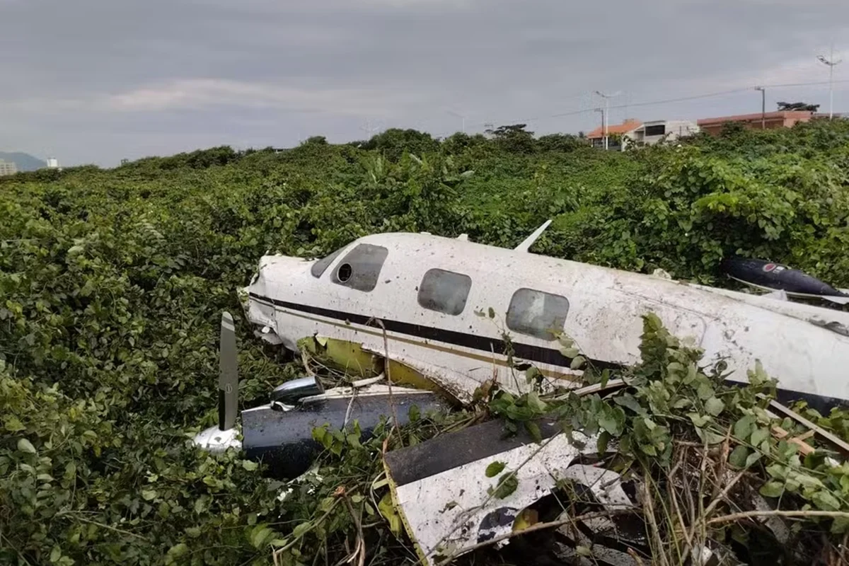 Avião de pequeno porte cai e deixa duas pessoas gravemente feridas em SC