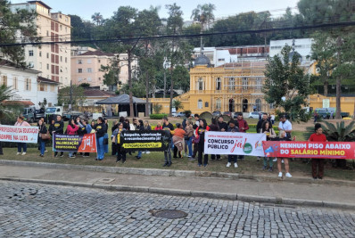 Profissionais da educação municipal realizam ato por melhorias para a categoria em Petrópolis
