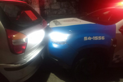 Homem é preso após descumprir medida protetiva e fugir da polícia com bebê no carro