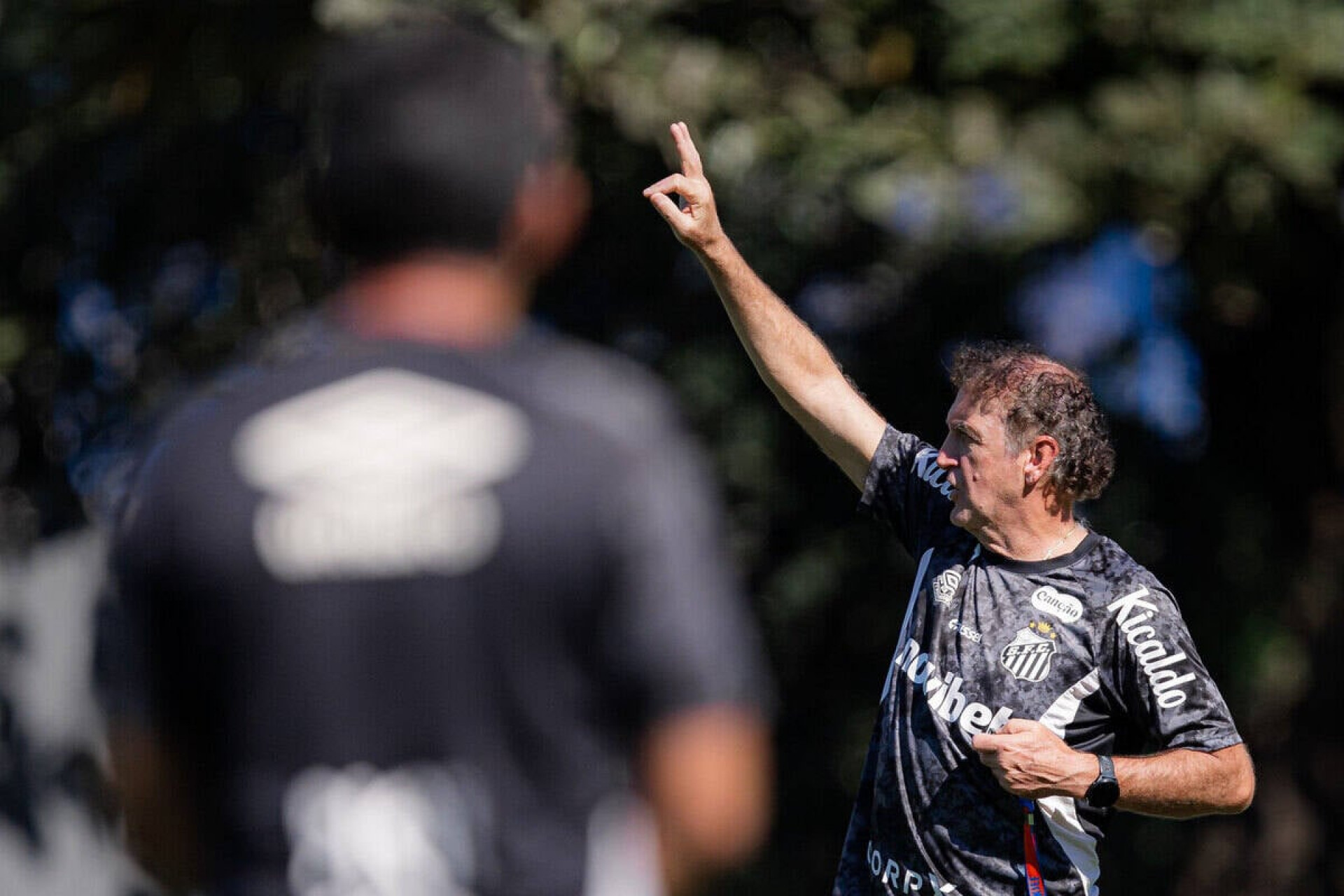 Thaciano volta ao Santos em dia de treino t&aacute;tico e t&eacute;cnico