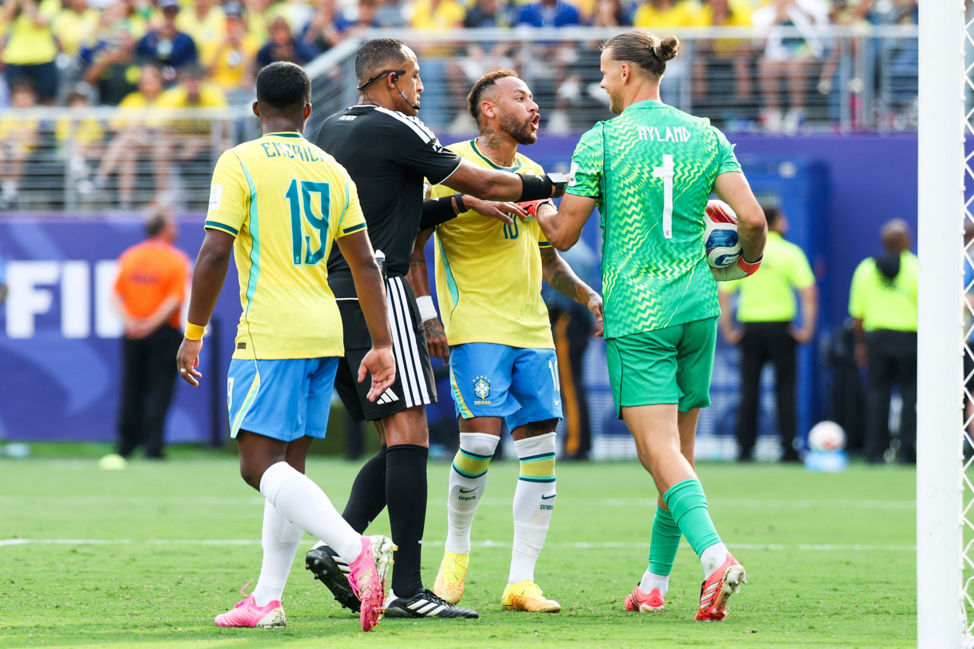 Neymar discute com Orjan Nyland, goleiro da Noruega