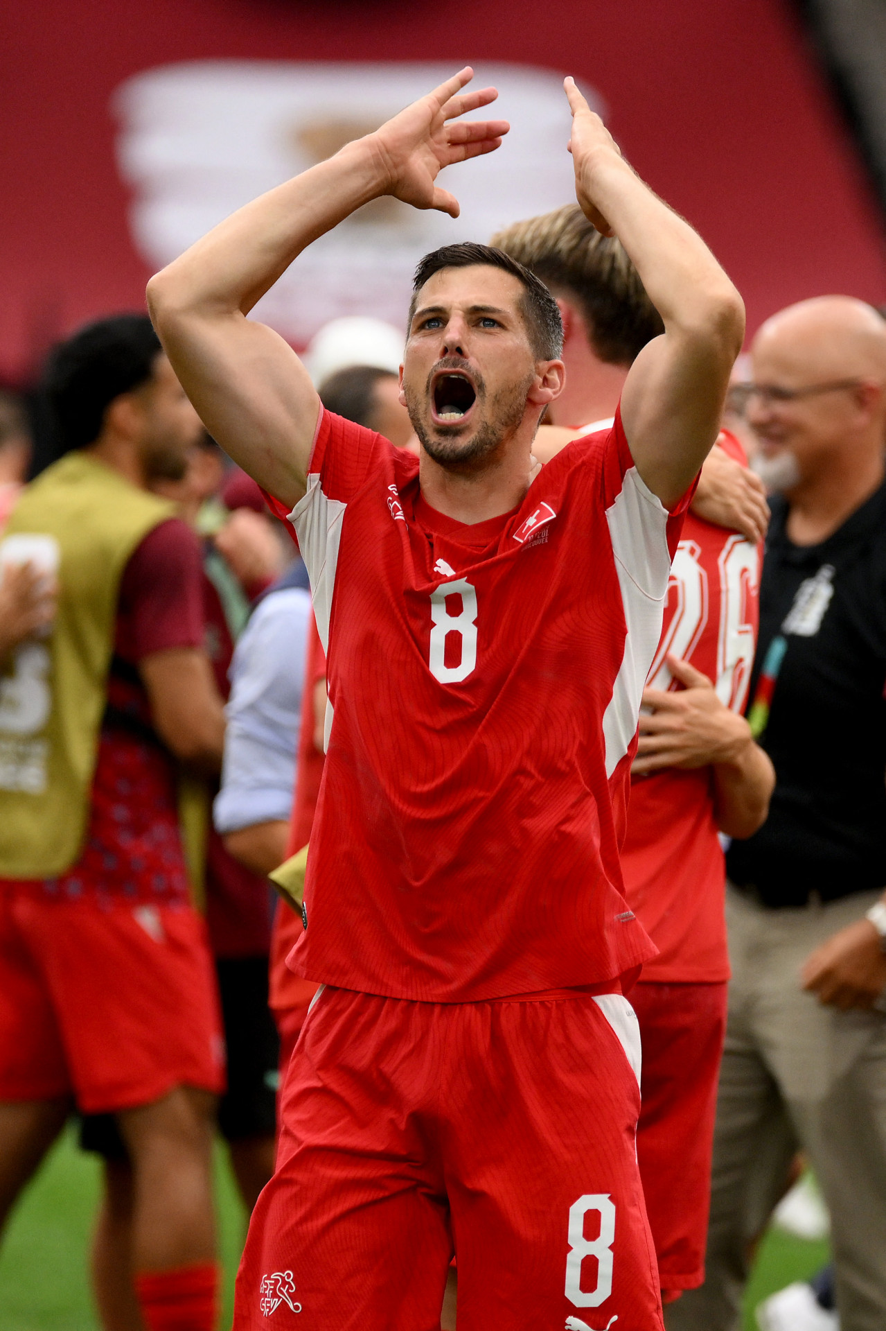 Volante suíço Freuler comemora a classificação para as quartas de final da Copa do Mundo