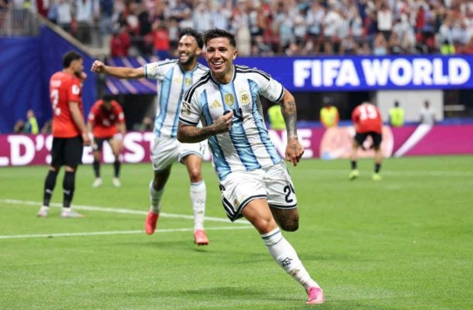 Her&oacute;i da Argentina, Enzo explodiu na Copa de 2022 e teve transfer&ecirc;ncia hist&oacute;rica