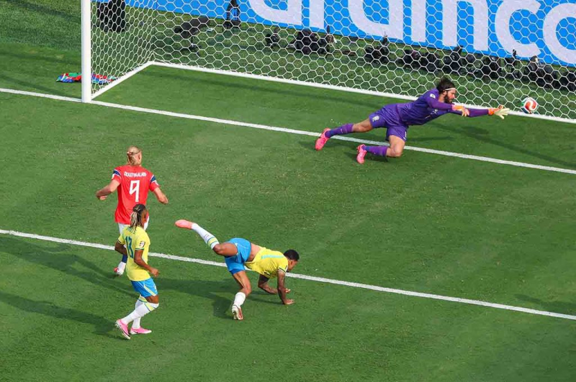 Haaland iguala marca de Gerd M&uuml;ller em Copas do Mundo