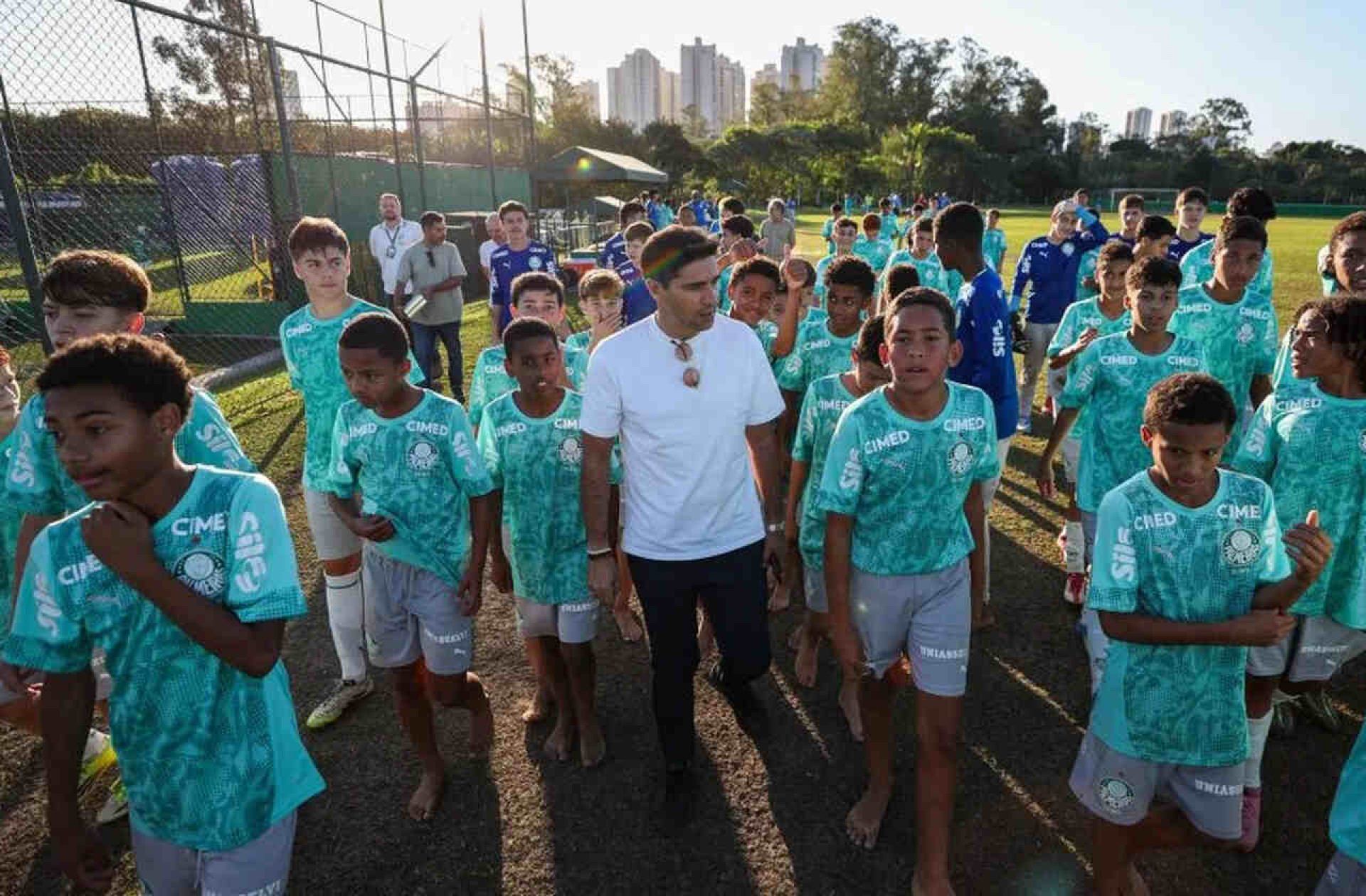 Palmeiras cria espa&ccedil;os de leitura na base e homenageia t&eacute;cnico Abel Ferreira