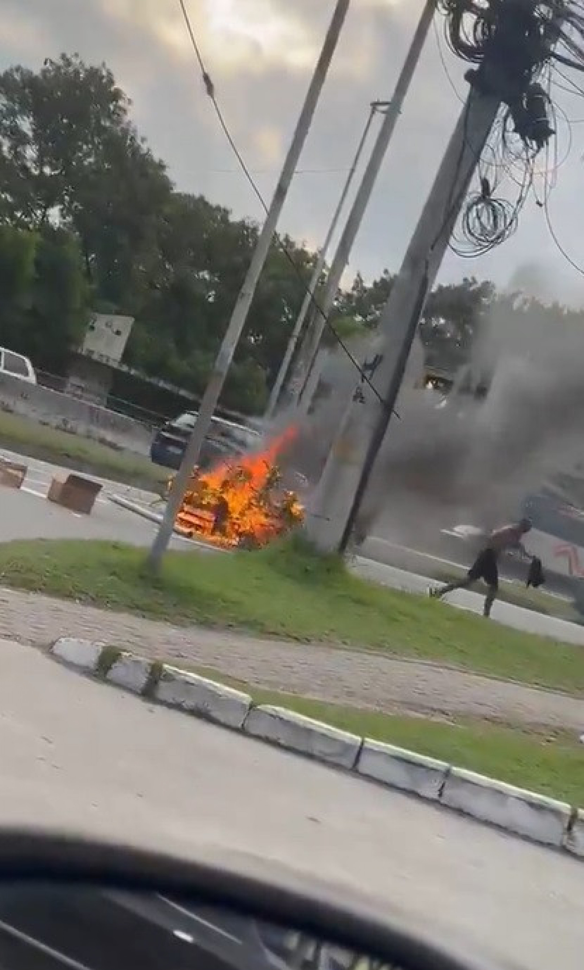 Manifestantes ateiam fogo em lixo e galhos na Avenida Ayrton Senna